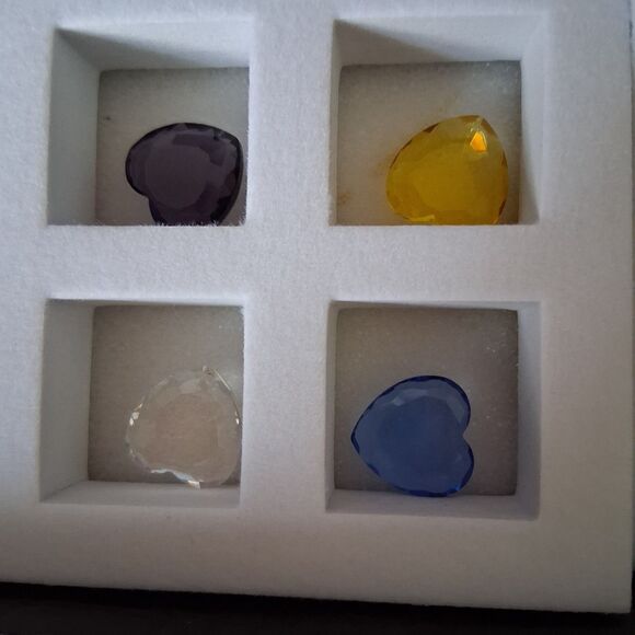 Silver Tone Heart Shaped Locket w/ 6 Interchangeable Center Hearts Stone Colors - Picture 4 of 7